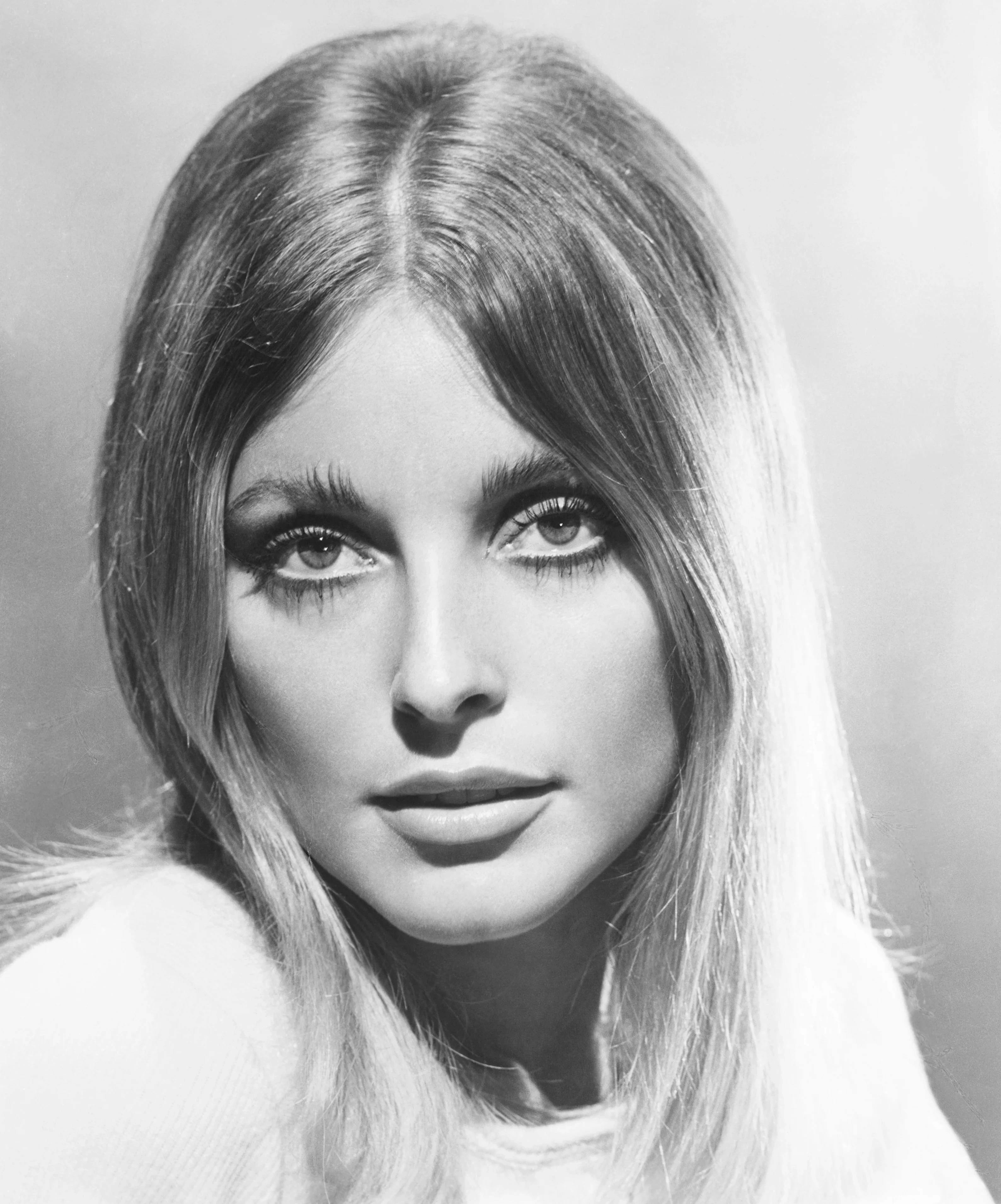 Sharon Tate from the 1967 film Valley of the Dolls. 20th Century-Fox, Public domain, via Wikimedia Commons.