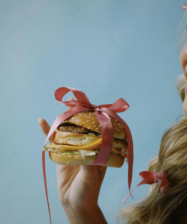 I Ate The Same Hamburger As Taylor Swift At The Polo Bar. Here’s How You Can Too