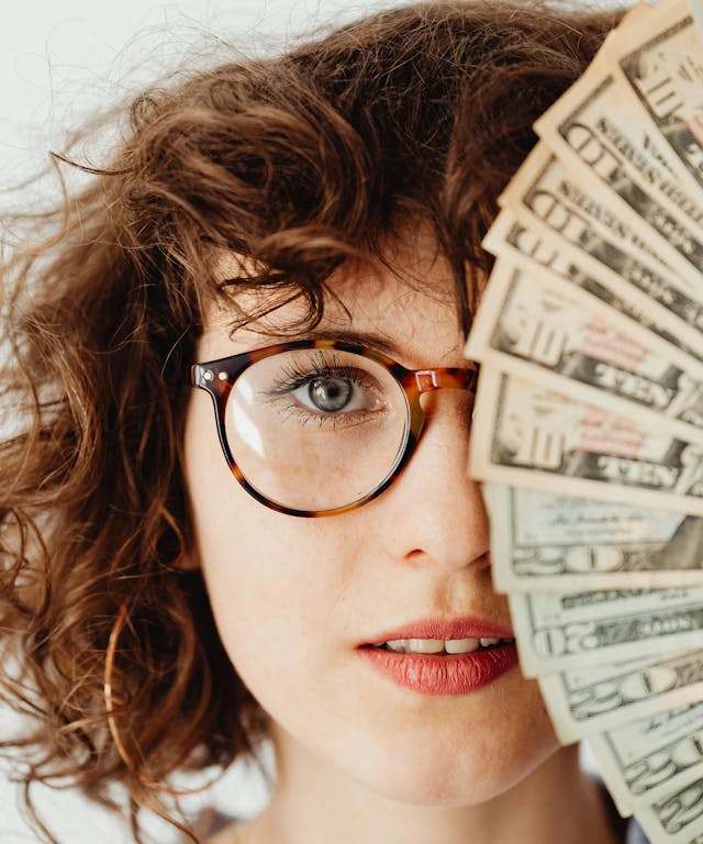 When To Talk About Money In A New Relationship, According To A Financial Therapist